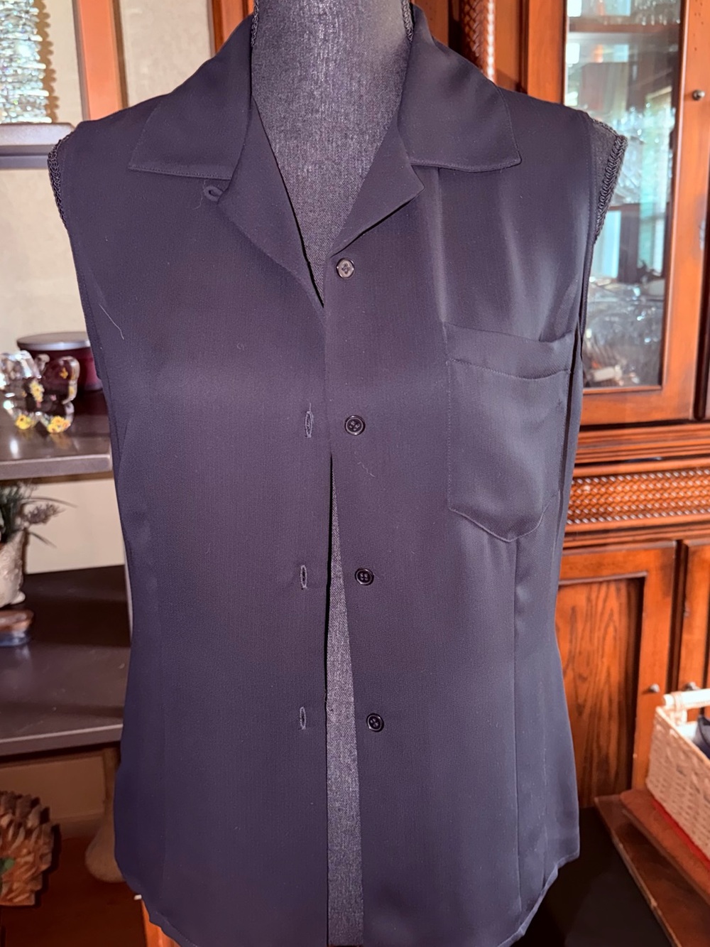 Jones New York Black Sleeveless Button-Down Shirt